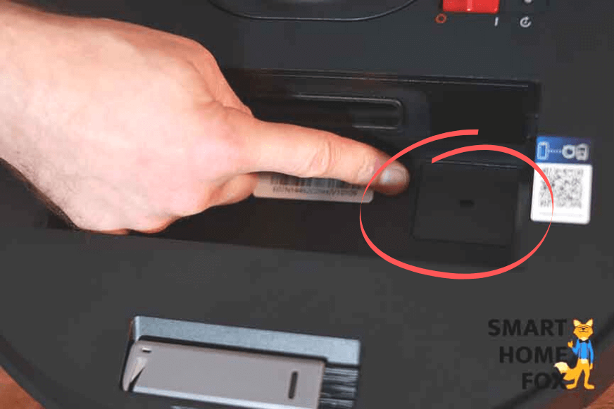 Die Klappen des Ecovacs Deebot T9, welche entfernt werden müssen damit die Absaugstation angeschlossen werden kann, sind eingekreist.